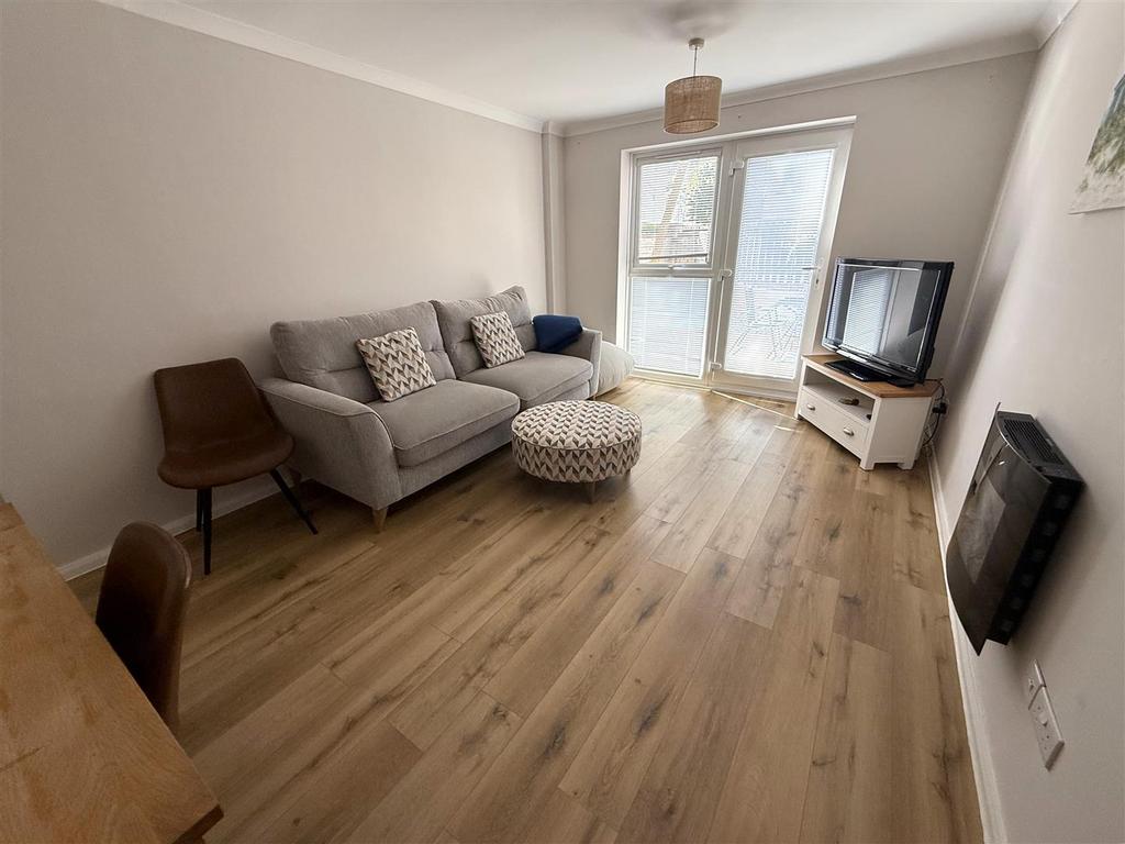 Lounge 1.jpg