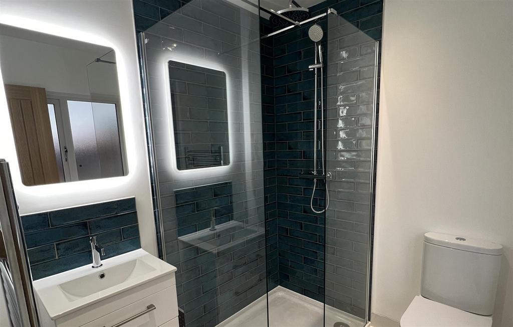 7 - Ensuite.JPG