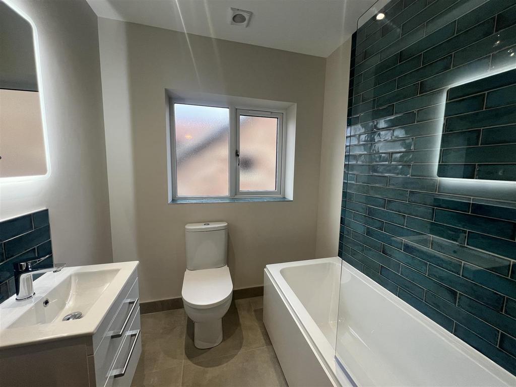 9 - Bathroom.jpg
