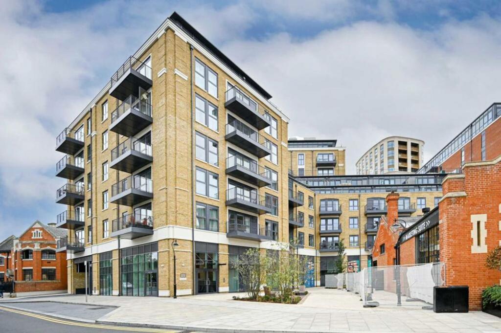 Wheatfield Way, Kingston Upon Thames KT1 2 bed flat to rent - £3,150 ...