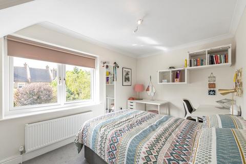 23 Harvey Drive, Hampton, TW12 2FB