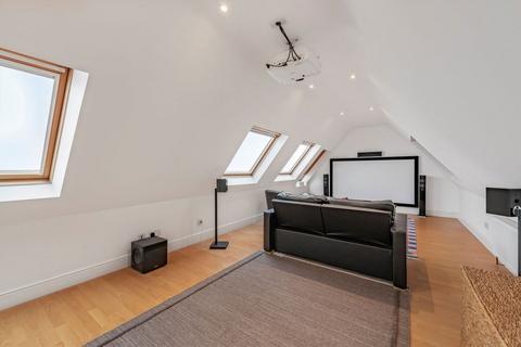 23 Harvey Drive, Hampton, TW12 2FB