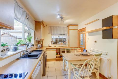 4 bedroom detached house for sale, Weaverthorpe Road, Woodthorpe NG5