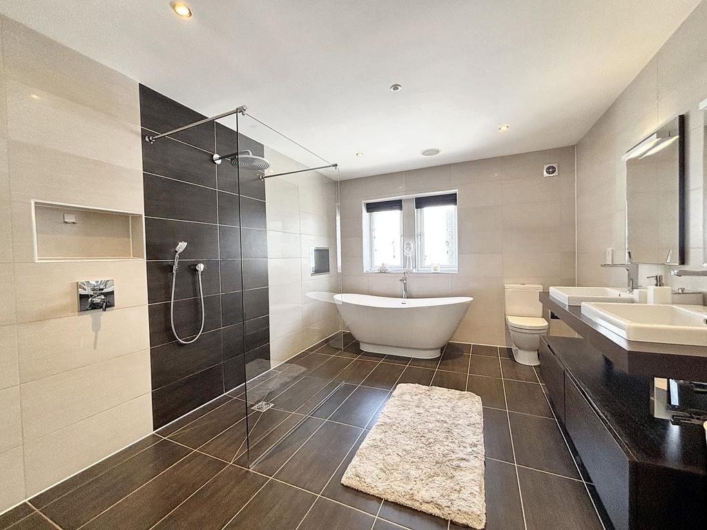 En-Suite Bathroom