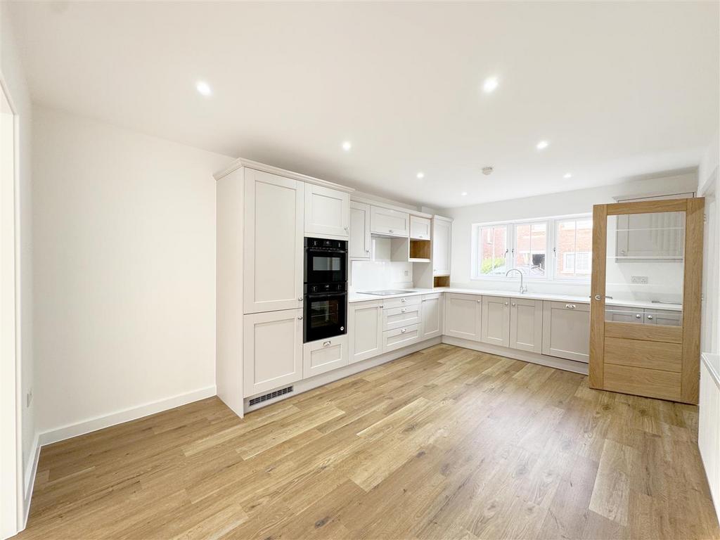 Kitchen 1 .jpg