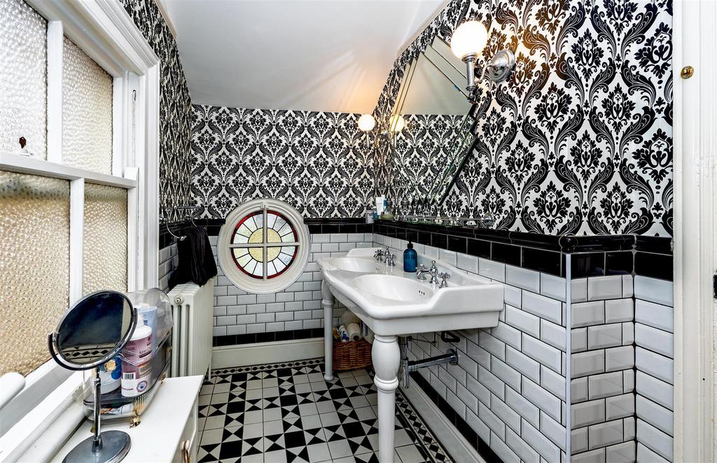 Family bathroom 1 SAPL1300-20250907-Dx O Deep PRIME