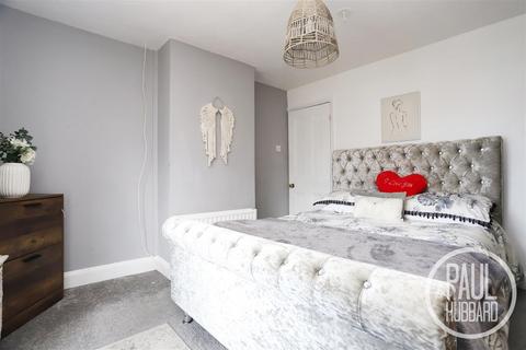 3 bedroom end of terrace house for sale, Beccles Road, Oulton Broad, NR33