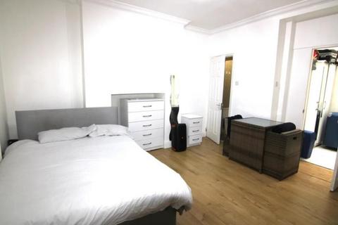 Studio to rent, Eversholt Street, London NW1