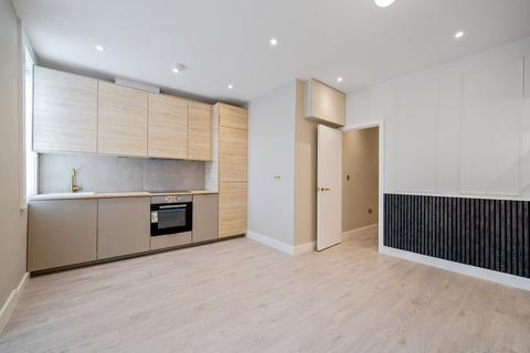 2 bedroom flat for sale, Ellingham Road, Shepherd's Bush, London, W12
