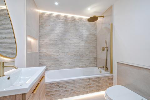 2 bedroom flat for sale, Ellingham Road, Shepherd's Bush, London, W12