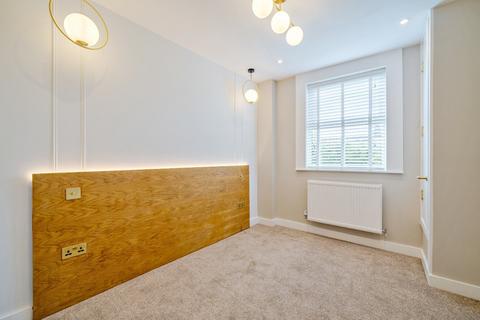 2 bedroom flat for sale, Ellingham Road, Shepherd's Bush, London, W12