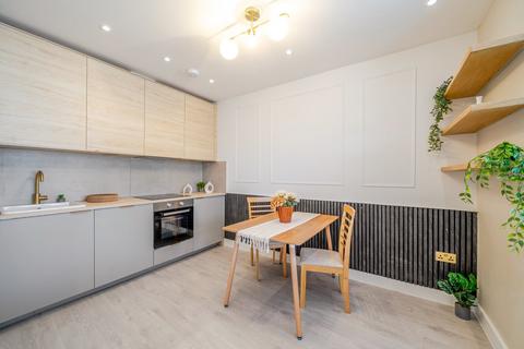 2 bedroom flat for sale, Ellingham Road, London, W12