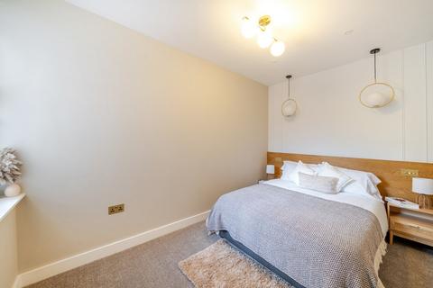 2 bedroom flat for sale, Ellingham Road, London, W12