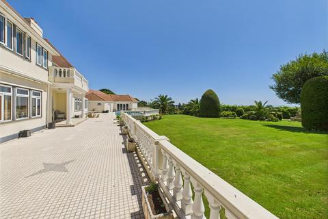 6 bedroom house for sale, A Stunning Estate That Combines Generous Proportions With Scope To Make it Your Own