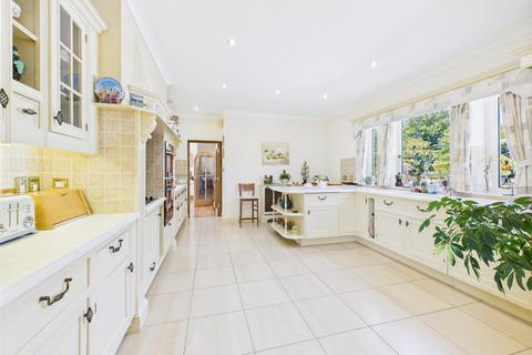 6 bedroom house for sale, A Stunning Estate That Combines Generous Proportions With Scope To Make it Your Own