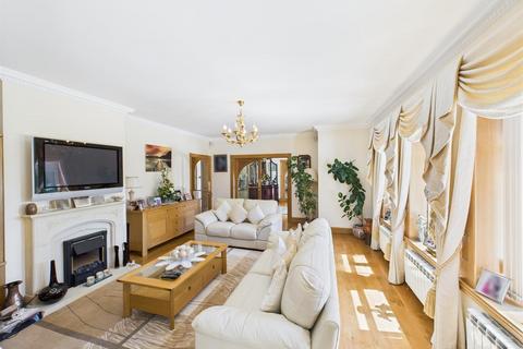 6 bedroom house for sale, A Stunning Estate That Combines Generous Proportions With Scope To Make it Your Own