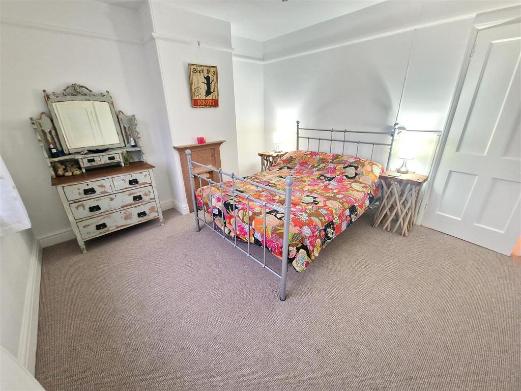 Bedroom 1.jpg