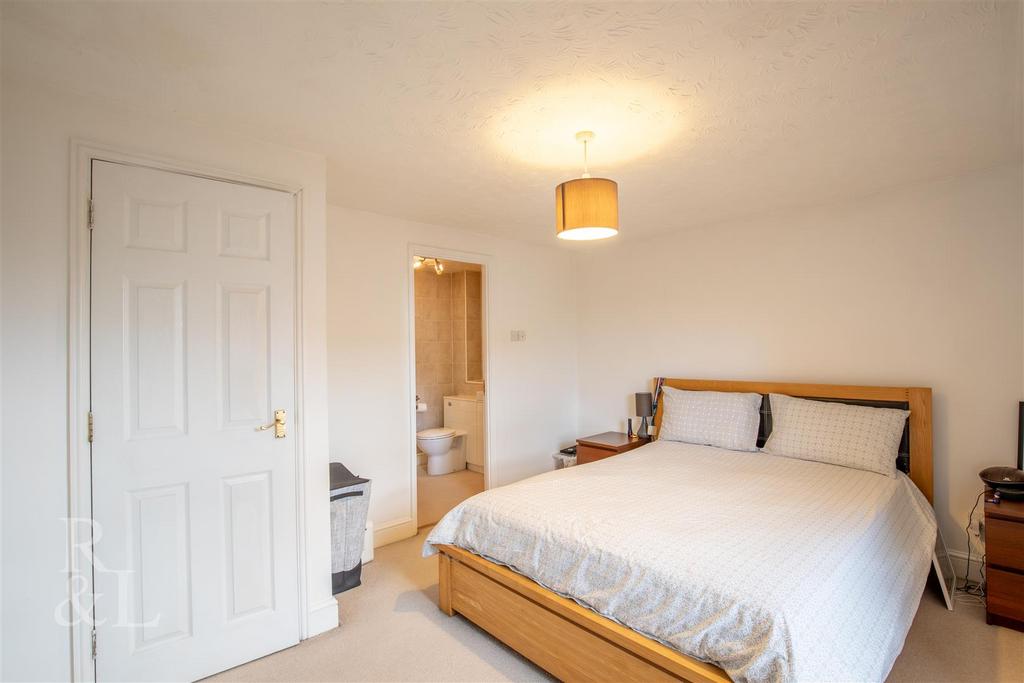 20 Kensington Drive (2).jpg