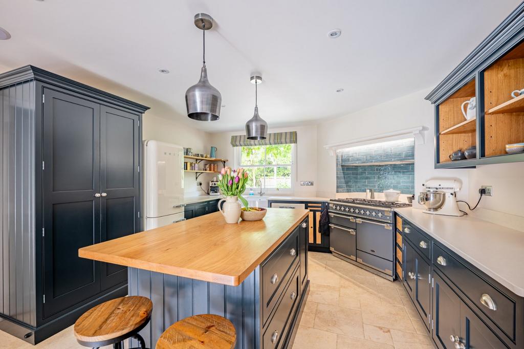 Kitchen/B'fast Room