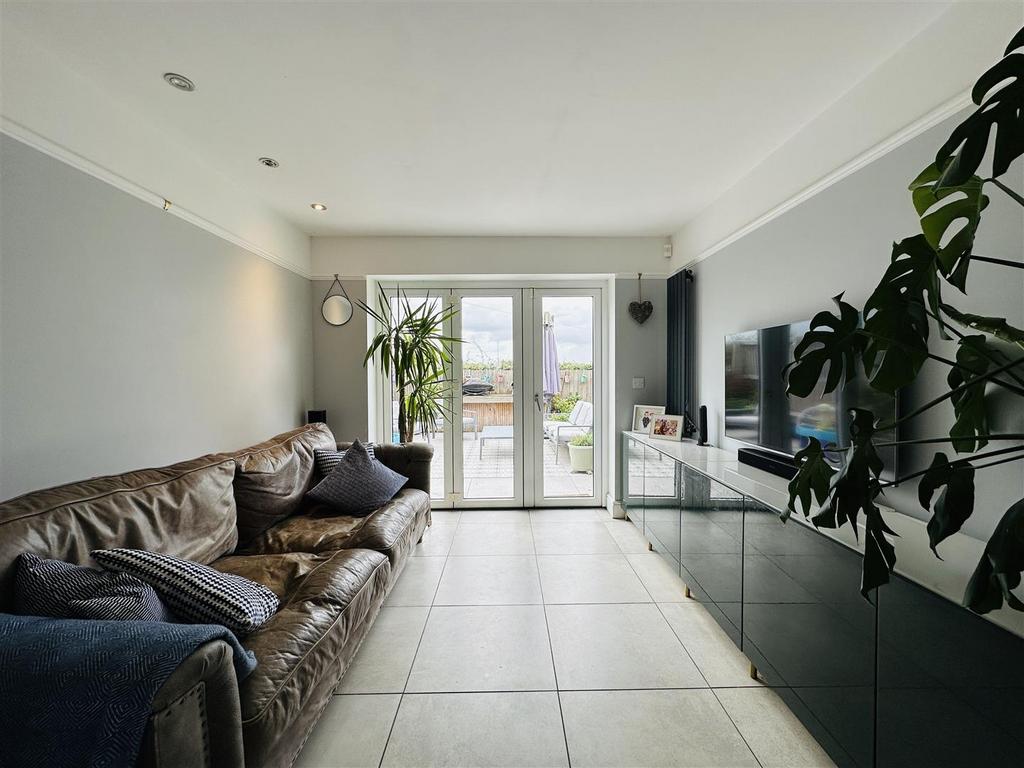 Lounge 2...jpg