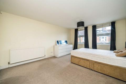 2 bedroom flat for sale, Cavendish Road, London SW12