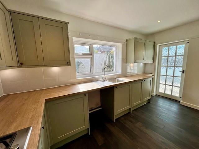 Kitchen x 4.jpg
