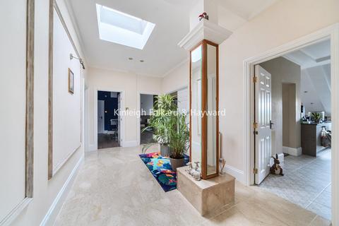 undefined, Royal Drive, London, N11