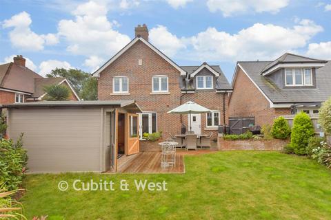 4 bedroom detached house for sale, Abbots Field, Arundel BN18