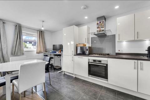 2 bedroom flat to rent, Finefield Walk, Slough