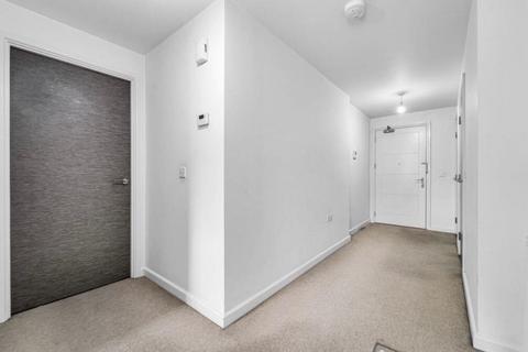 2 bedroom flat to rent, Finefield Walk, Slough