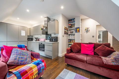 2 bedroom flat for sale, High Road, London N20