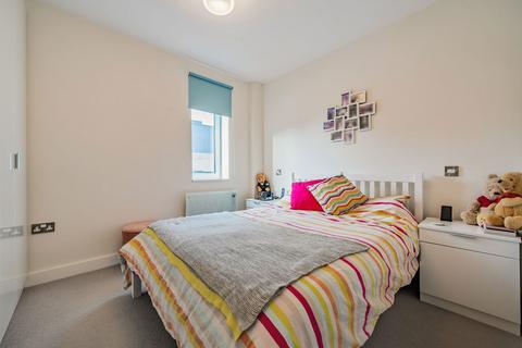 2 bedroom flat for sale, High Road, London N20
