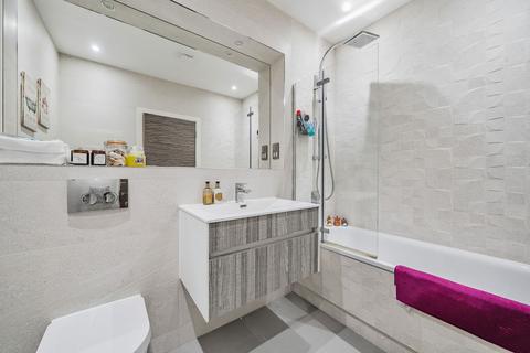 2 bedroom flat for sale, High Road, London N20