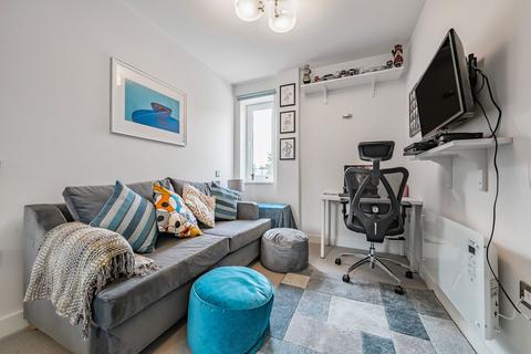 2 bedroom flat for sale, High Road, London N20