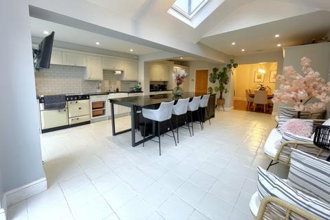 5 bedroom detached house to rent, Addlestone, Surrey, KT15