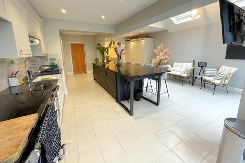 5 bedroom detached house to rent, Addlestone, Surrey, KT15