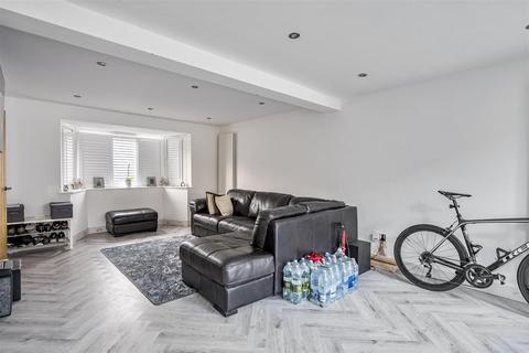 3 bedroom terraced house for sale, Huntingdon Gardens, Worcester Park