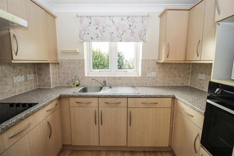 2 bedroom retirement property for sale, London Road, Hadleigh, Benfleet
