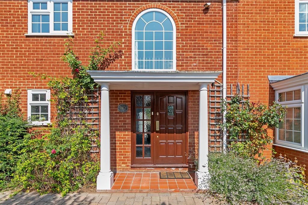 18 Burghley Close-16.jpg