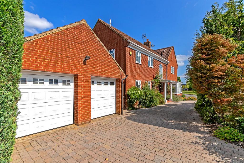 18 Burghley Close-18.jpg