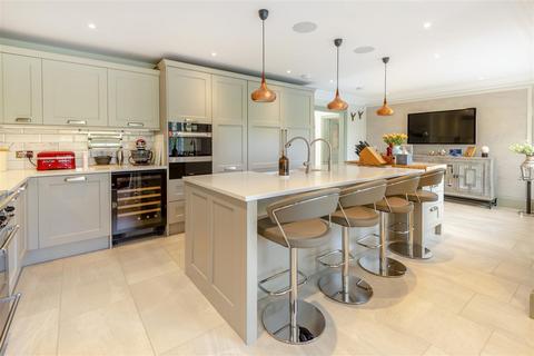 5 bedroom detached house for sale, Moat Farm Close, Winkfield