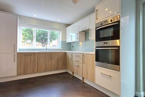 4 bedroom detached house to rent, Airedale Avenue, Tickhill, Doncaster