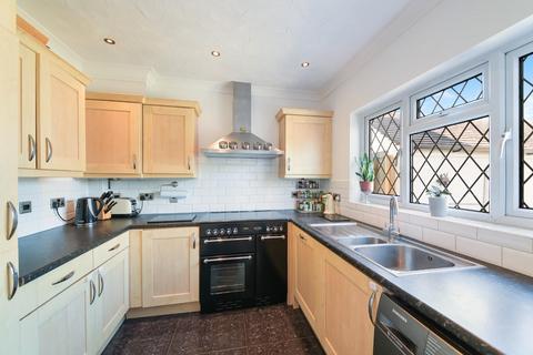 4 bedroom semi-detached house for sale, Calverley Road, Stoneleigh