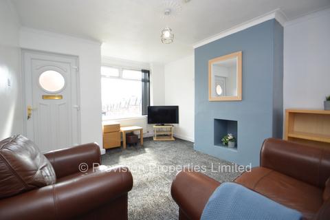 2 bedroom terraced house to rent, Manor Avenue, Hyde Park LS6