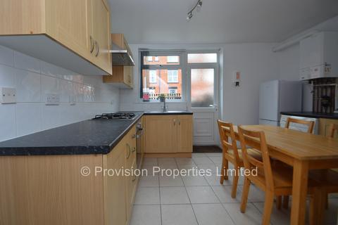 2 bedroom terraced house to rent, Manor Avenue, Hyde Park LS6