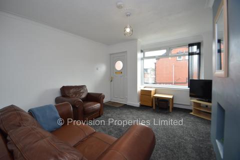 2 bedroom terraced house to rent, Manor Avenue, Hyde Park LS6