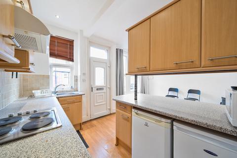 8 Knowle Grove, Leeds, LS4 2PN