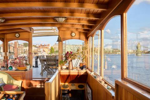 undefined, Dove Pier, Hammersmith, W6