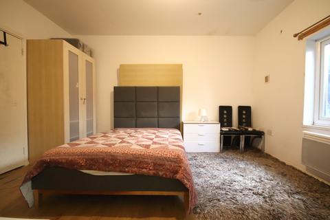 undefined, Romford RM3