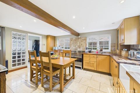 4 bedroom cottage for sale, Bicester Road, Aylesbury HP18